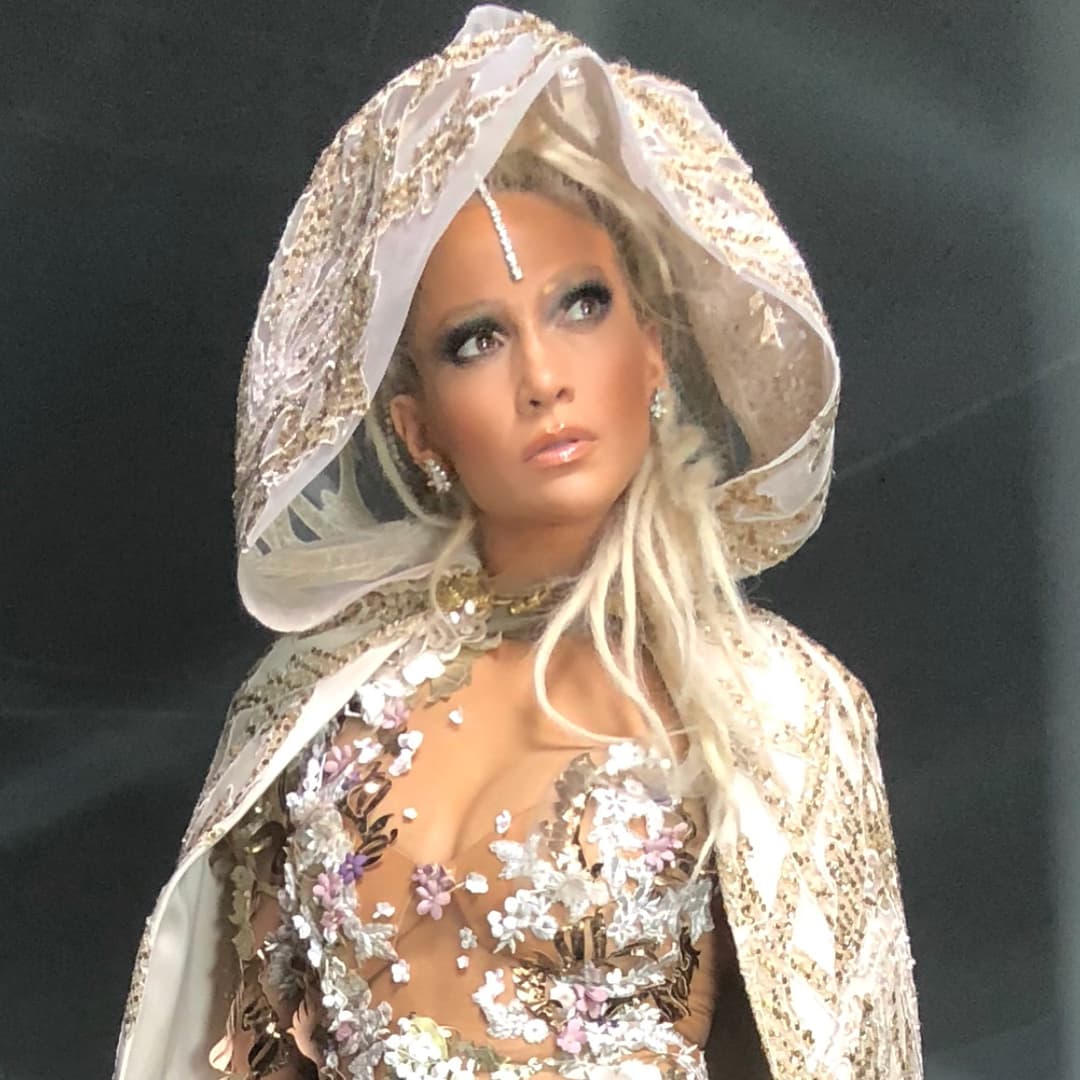 A lo largo del videoclip JLo luce al menos siete cambios de vestuario. La cantante tiene más de 7.7 millones de suscriptores en la plataforma de video.