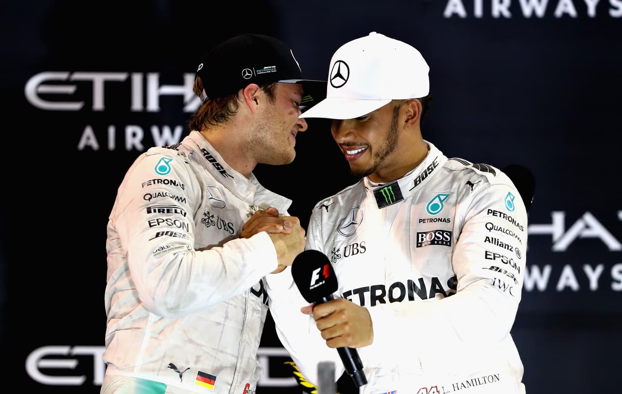 "También quiero dar las gracias a Lewis (Hamilton). Felicidades. Ha sido difícil superarte", le dijo a su compañero de equipo y rival.