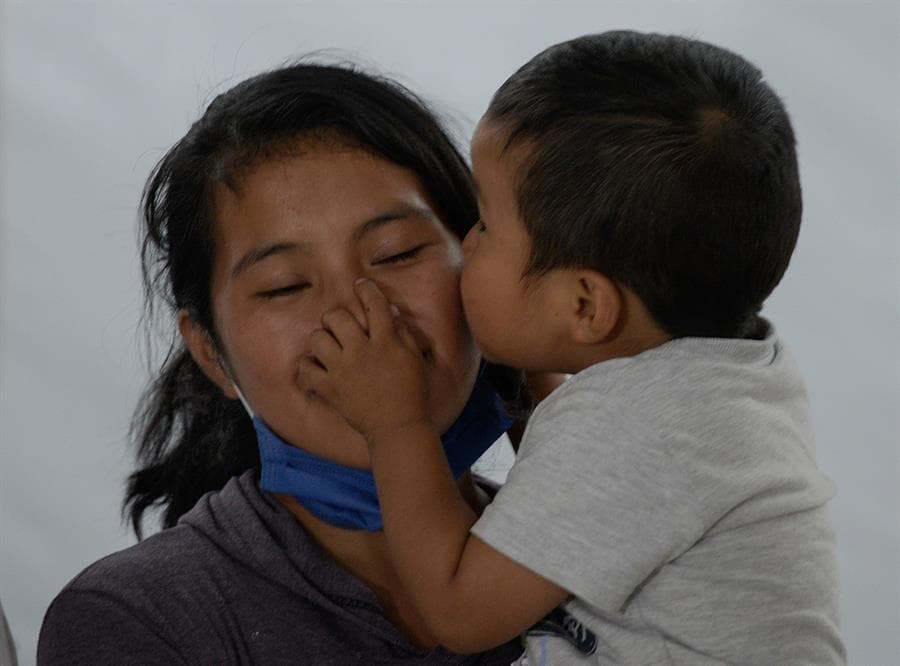 Este es el momento en el que Dylan besa a su mamá, Juanita Pérez, luego de más de un mes de estar separados.