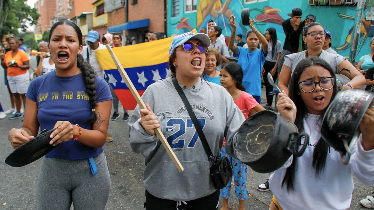 Además, Ángel Caridad, diputado venezolano por el partido Un Nuevo Tiempo, ha estado organizando los llamados "comanditos",
<b>grupos de apoyo a la candidatura de González Urrutia que defienden los votos desde el extranjero</b>.
