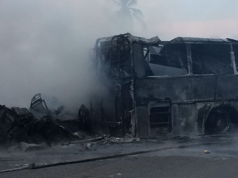 Al menos 24 muertos al chocar un bus y un camión de combustible en México