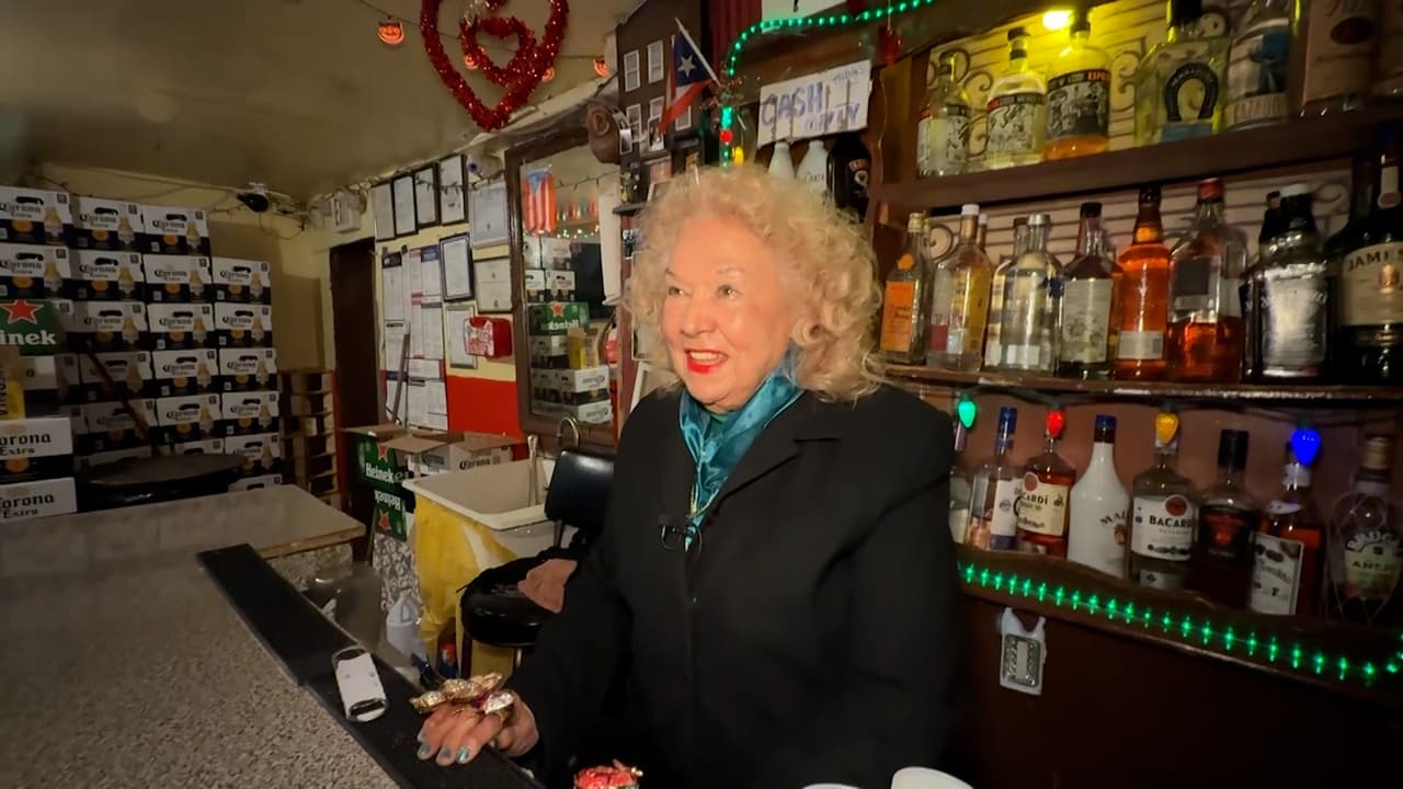 Es atendido por
<b>María Antonia Cay a quien todos conocen como Toñita.</b>