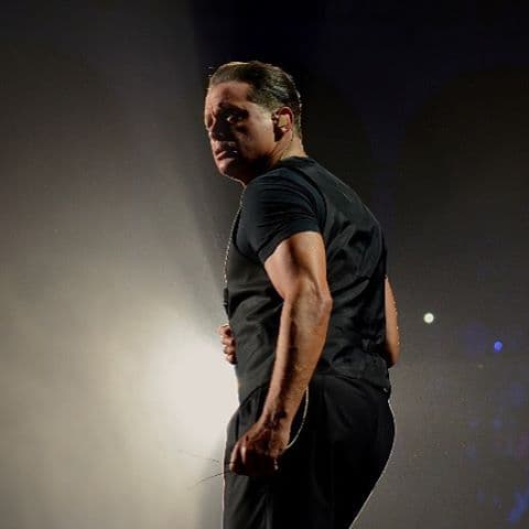 Este guapo de los escenarios también ha disfrutado de la paternidad al procrear a Michelle, Miguel y Daniel.