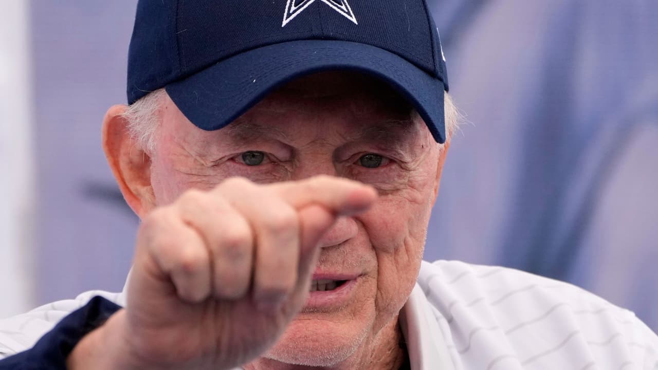 <b>¿Por qué importa? </b>
<br>Porque los Cowboys son más que un equipo. Son un sentimiento texano, una tradición que cruza generaciones.
<b>Son esos domingos de nervios, carne asada y jerseys azules</b>. Y ahora puedes verlos sin pagar ni un dólar. No es un partido oficial. Es mejor:
<b>e<b>s la antesala. </b></b>
<br>El inicio de la temporada. El momento donde se empieza a escribir la historia del 2025.