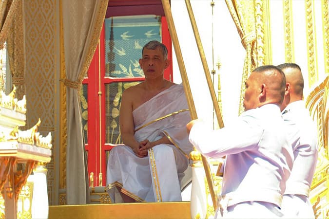 El rey Vajiralongkorn, que también se le conoce como rey Rama X, durante la ceremonia de purificación en el Gran Palacio Real de Bangkok.