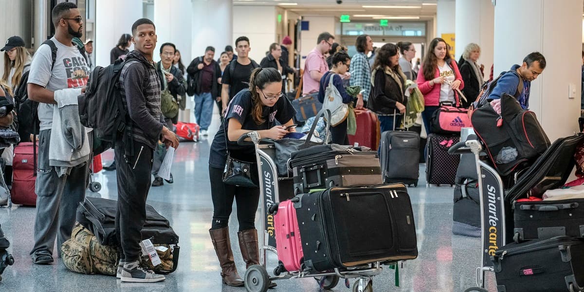 Pesadilla prenavideña: más de 600 vuelos cancelados en Los Ángeles