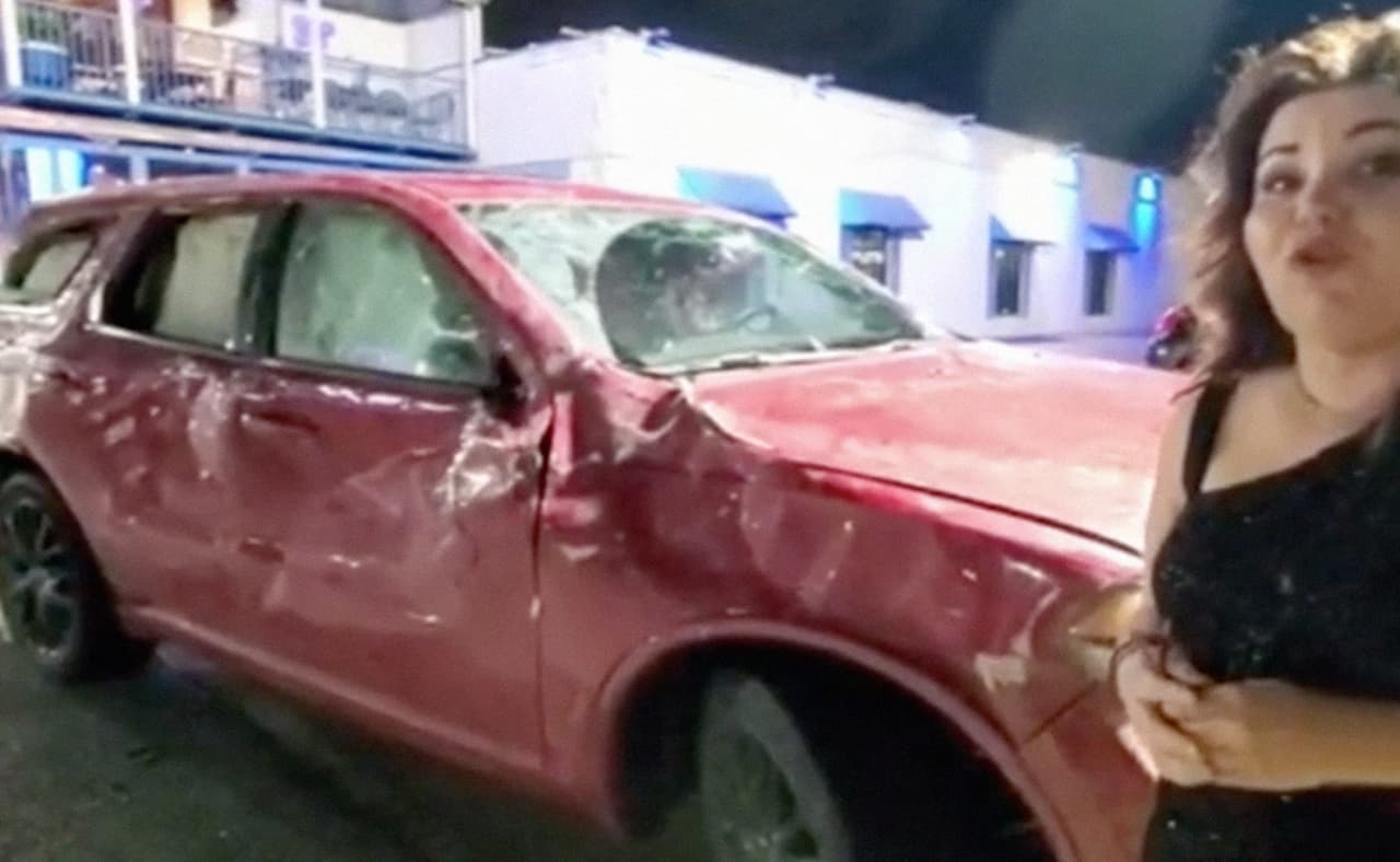 "Pensé que me iba a morir porque me estaban pegando muchos objetos de metal al auto”, dice Vela, apenas unos minutos después del percance.
<br>