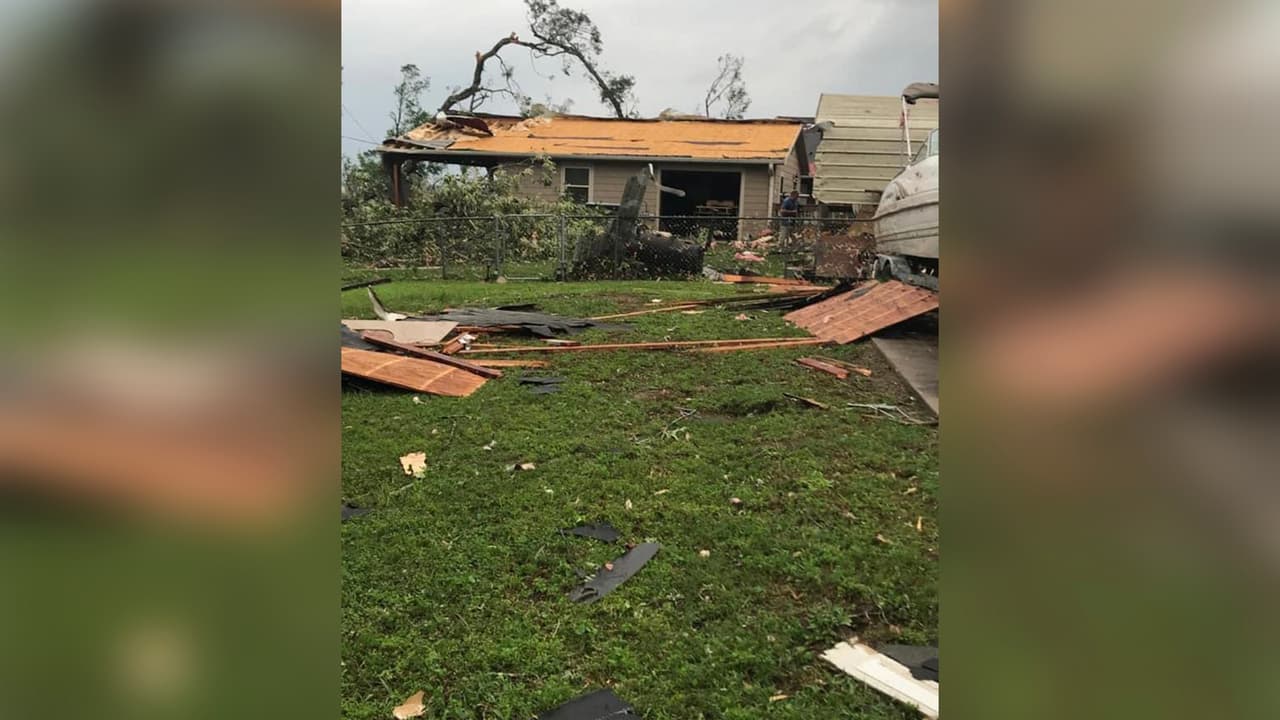 El servicio meteorológico mantiene una vigilancia por tornado hasta la medianoche.