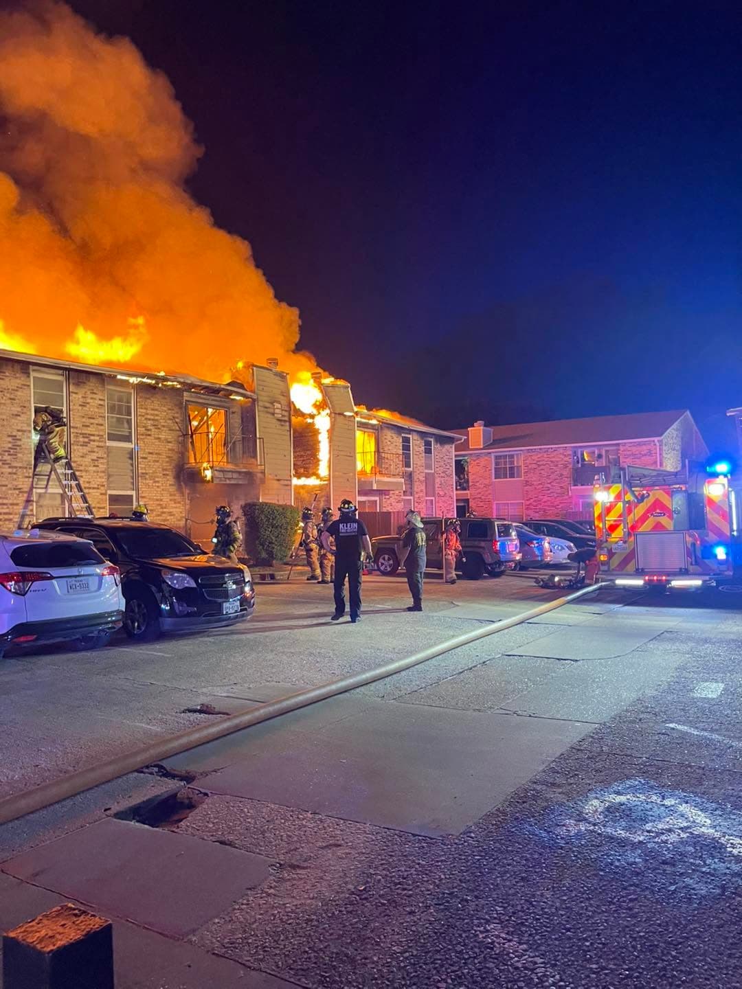 El fuego consumió por completo un edificio de ocho unidades,
<b> dejando a unas 25 personas sin vivienda.</b>