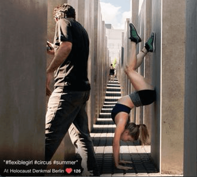 Yolocausto es un experimento fotográfico que combina selfies de turistas con imágenes de los campos de concentración de la Segunda Guerra Mundial.