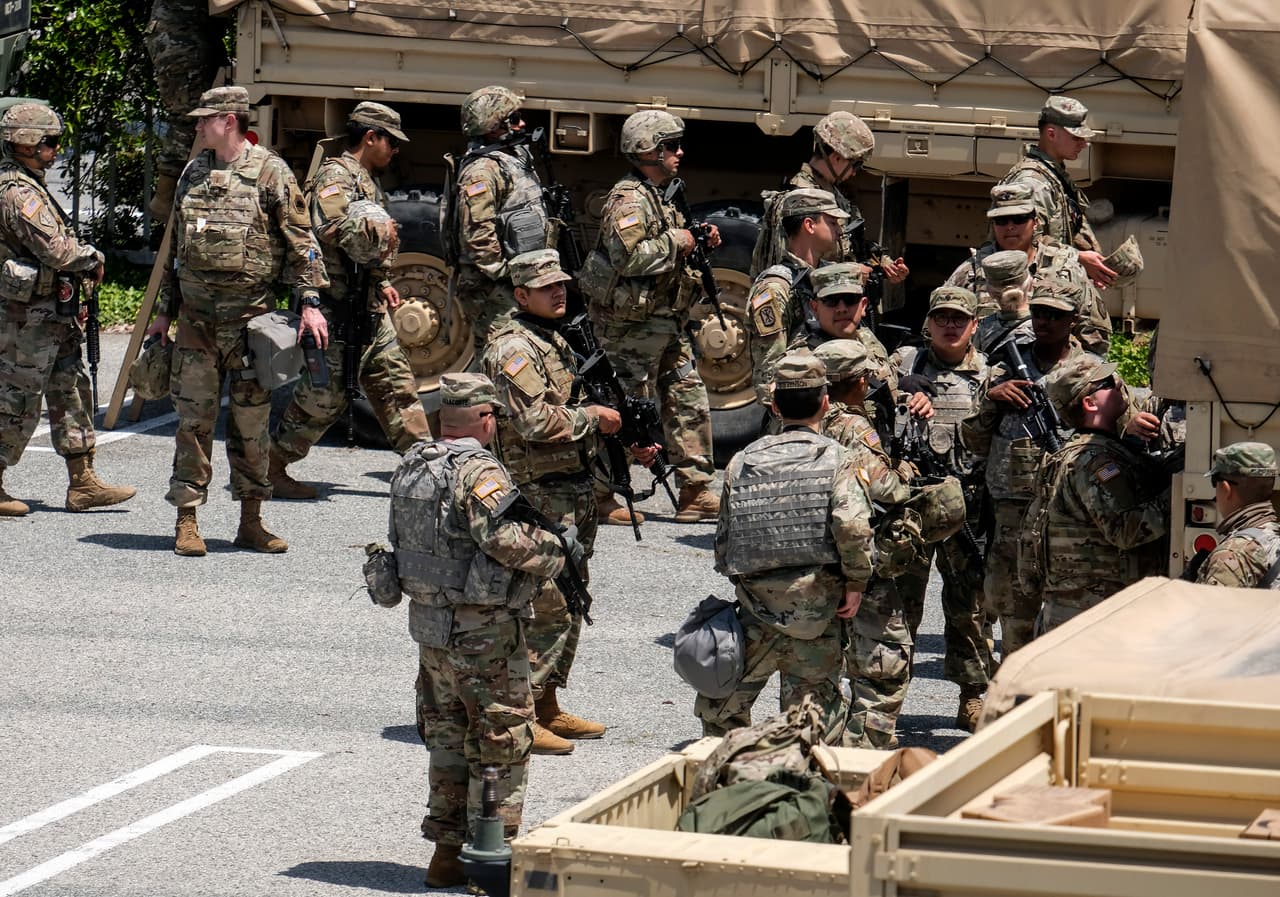 La orden de los efectivos de la Guardia Nacional es apoyar a las fuerzas del orden local, dijo el alcalde Eric Garcetti durante el decreto de toque de queda, el sábado por la noche.
<br>