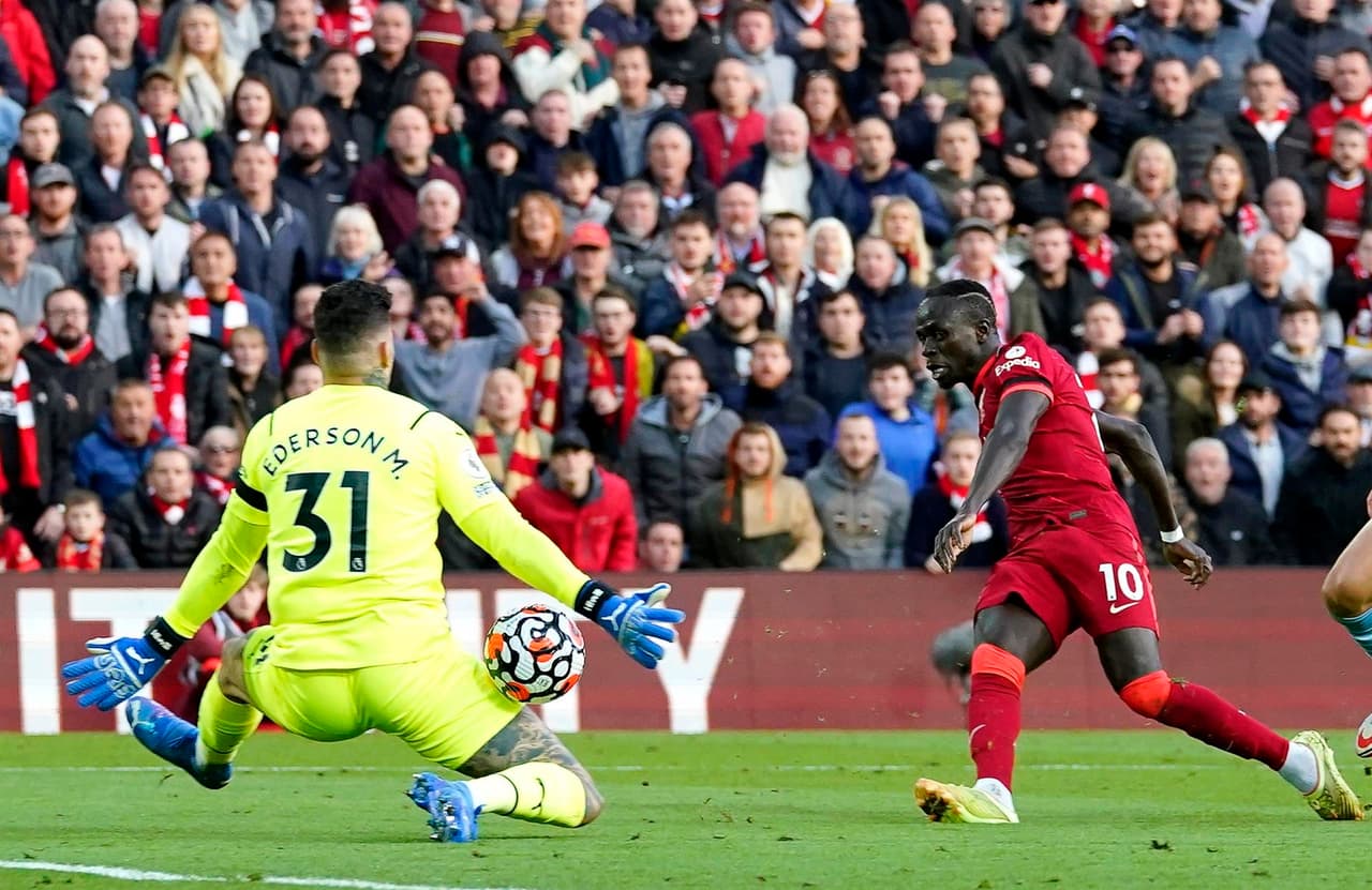 Termina la Jornada 7 de la Premier League con empate entre Liverpool y Manchester City 2-2 tras un intenso partido. Sadio Mané abrió el marcador al 59’, pero Phil Foden ya empataba el juego, sin embargo Mohamed Salah le daba la victoria parcial a los ‘Reds’ y, al 81’, Kevin de Bruine hace el del empate.
