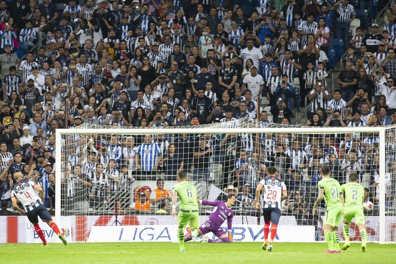 Dos penales bien cobrados por Nicolás Sánchez le otorgan el primer punto del Clausura 2020 a Rayados; Morelia también sumó su primera unidad.