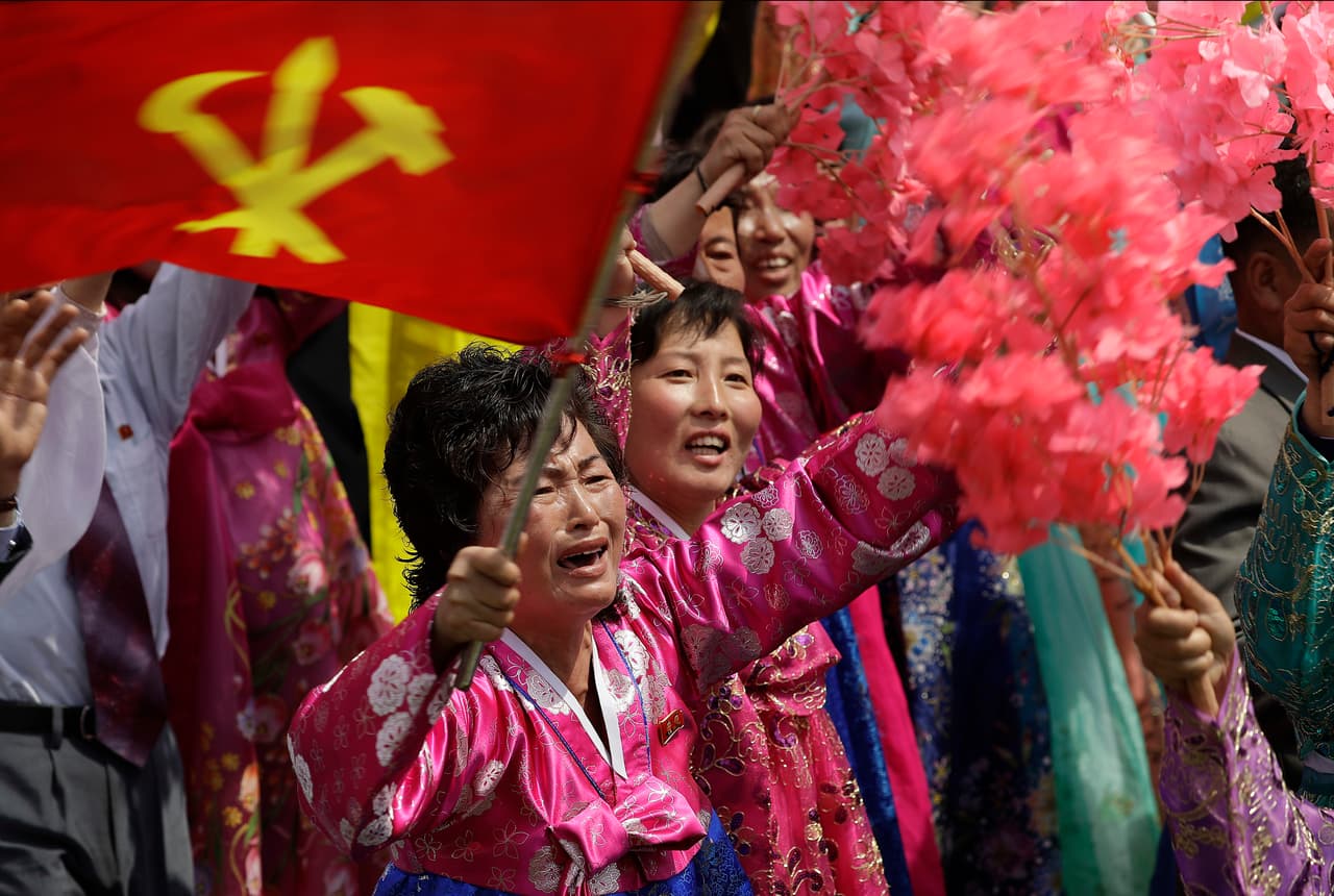 Una mujer llora cuando pasa frente a su líder en el desfile conmemorativo de los 105 años de Kim Il Sung, en Pyongyang. 15 de abril de 2015.