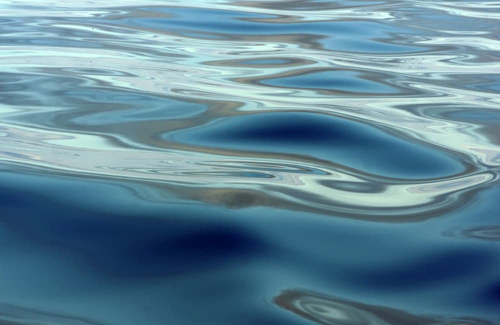 El elemento agua representa el mundo de las emociones insondables, desde pasiones compulsivas y temores irracionales hasta sentimientos de compasión y amor universales.