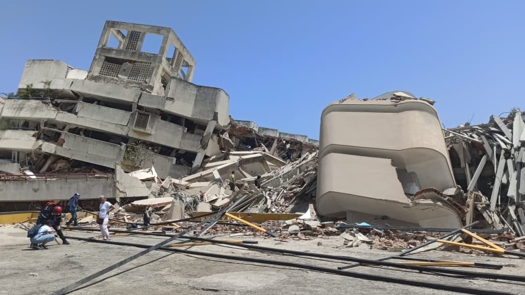 Escombros del edificio Tahití, derrumbado tras los terremotos del 24 de junio de 2026 en La Guaira, Venezuela.