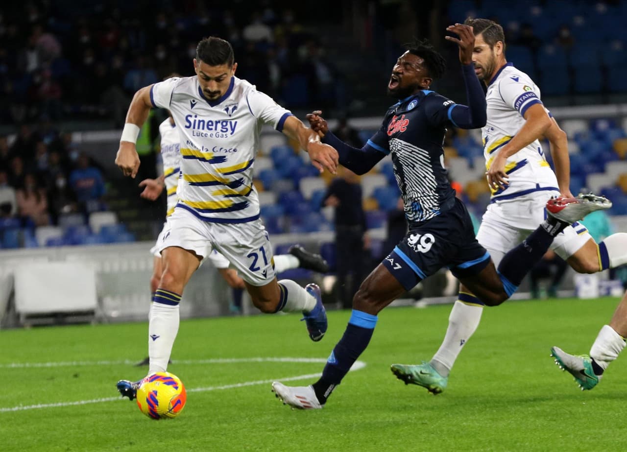 Napoli y Hellas Verona reparten puntos en la Serie A. Giovanni Simeone abría el marcador al 13', pero Giovanni Di Lorenzo igualaba el partido cinco minutos después de la anotación; el mexicano Hirving Lozano ingresó al 62' del encuentro.