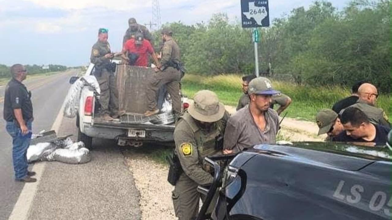 Oficiales de la Oficina del Sheriff del Condado Marverick le hicieron la parada al conductor de una camioneta Ford F-250.