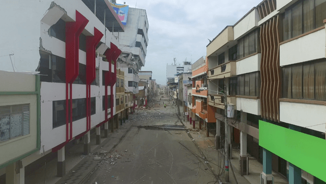 En Portoviejo muchas de sus callles ya están cerradas, incluso para los periodistas.