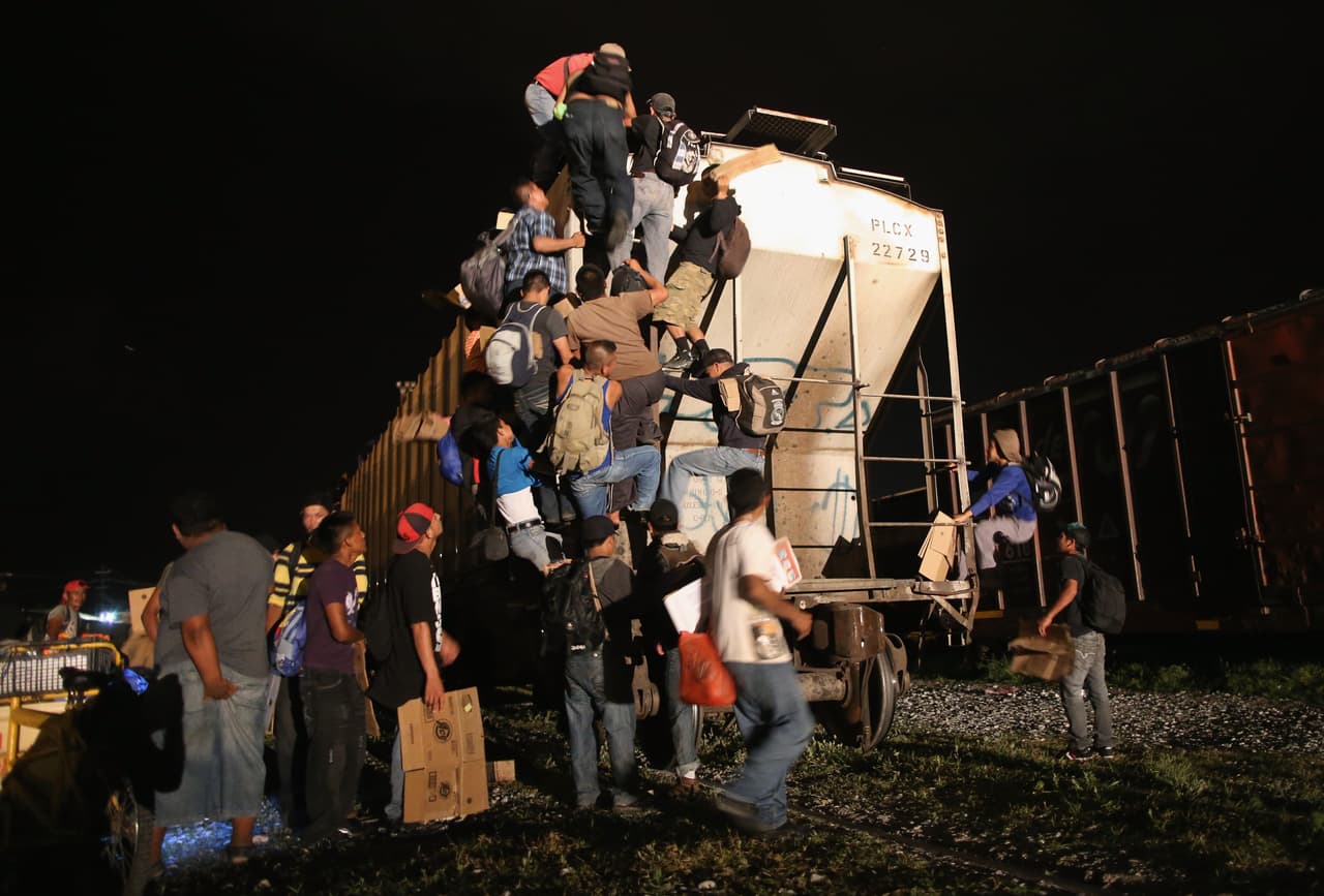Otro punto para tomar el tren es Arriaga, donde aborda este grupo de centroamericanos en agosto de 2013. El trayecto continúa generalmente hacia Estación Lechería, en Ciudad de México. De ahí, los migrantes toman cualquiera de los trenes hacia distintos puntos en la frontera norte de México: Tijuana, Ciudad Juárez o Matamoros, con la esperanza de poder desde esos lugares cruzar a Estados Unidos.