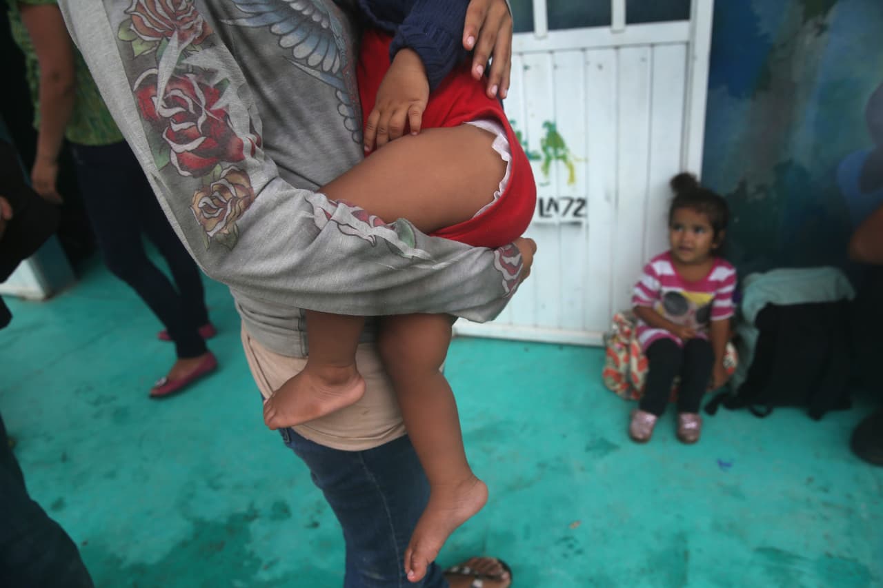 EL refugio localizado en Tenosique, recibe a familias enteras que desde Centroamérica intentan llegar a EEUU. "El tiempo, las personas migrantes, la delincuencia común y organizada, las atrocidades que cometen las autoridades migratorias, nos han indicado el camino para ya no sólo brindar ayuda humanitaria", dice en su sitio web el refugio "La 72".