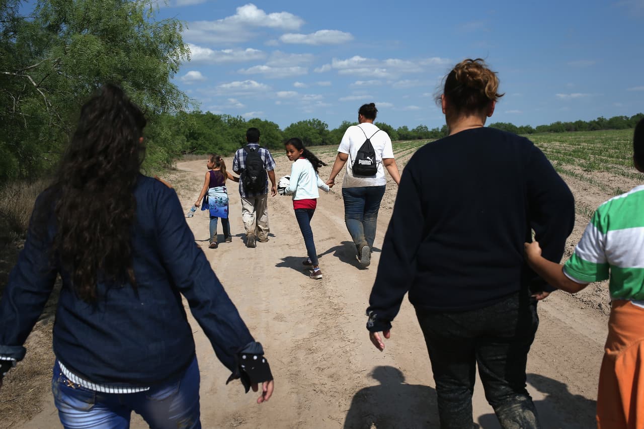 Un grupo de familias centroamericanas logra cruzar la frontera el 14 de abril de 2016, en Roma, Texas. La travesía podría terminar en una petición de asilo si son sorprendidos por las autoridades estadounidenses.
