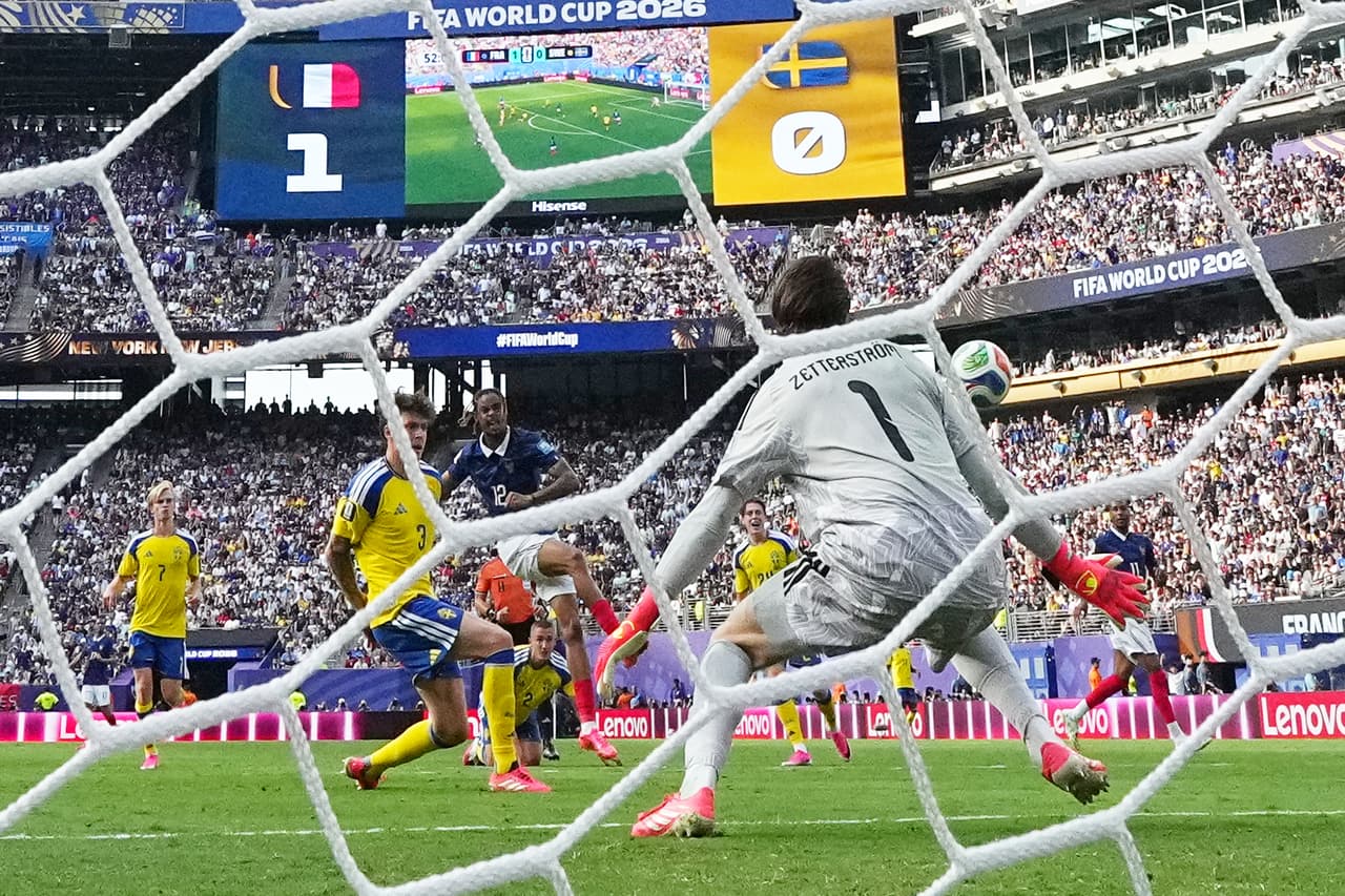 El francés Bradley Barcola (12) marca el segundo gol ante el portero de Suecia, Jacob Widell Zetterstrom (1), durante el partido de dieciseisavos de final de la Copa del Mundo entre Francia y Suecia en East Rutherford, Nueva Jersey, cerca de Nueva York, el martes 30 de junio de 2026.