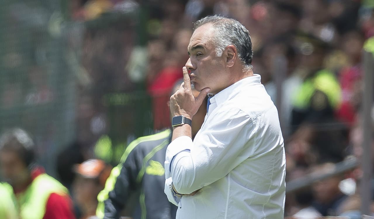 Memo Vázquez podría ser sancionado por fumar en el área técnica