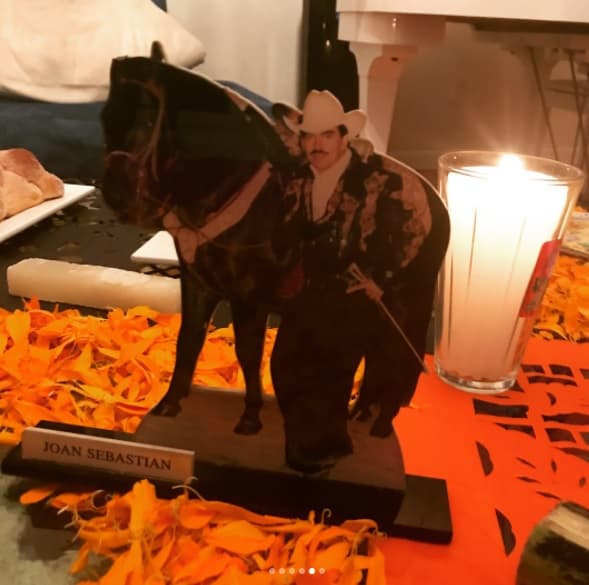 "La ofrenda que hizo mi familia en honor a dos de los mejores hombres que he conocido. El Ing José Raymundo Tuñon, abuelito de mi esposa y Mi padre José Manuel Figueroa Figueroa ambos hombres muy trabajadores que son y seguirán siendo muy amados por mi y por mi familia. Gracias les quedó hermoso", escribió el joven de 24 años de edad en su cuenta de Instagram.