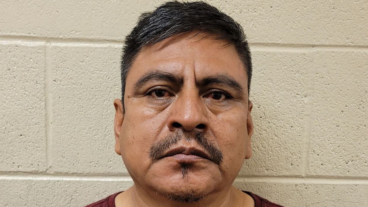 Hilario Martínez Ruiz fue arrestado por agentes de la estación Brian A. Terry después de que las cámaras fronterizas lo detectaron el martes. El ciudadano mexicano previamente deportado tiene antecedentes delictivos. En 2015, fue condenado por agresión sexual en tercer grado en Connecticut.