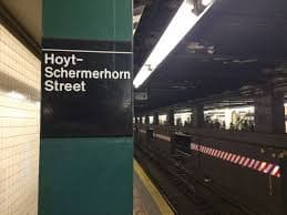 Conductor del subway es empujado a las vías en Brooklyn en un ataque no provocado