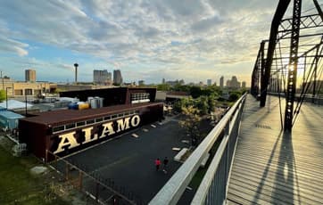 <b>Alamo Beer Hall Ring of Fire eclipse viewing party</b>
<br>
<br>📍Dónde: Alamo Beer Hall
<br>
<br>⏰ Horario: 14 de octubre, 10:00 a 14:00 horas
<br>
<br>Se presentará una cerveza especial llamada ‘Ring of Fire’. Habrá festival de música y vendedores. Es un evento gratuito.
<br>