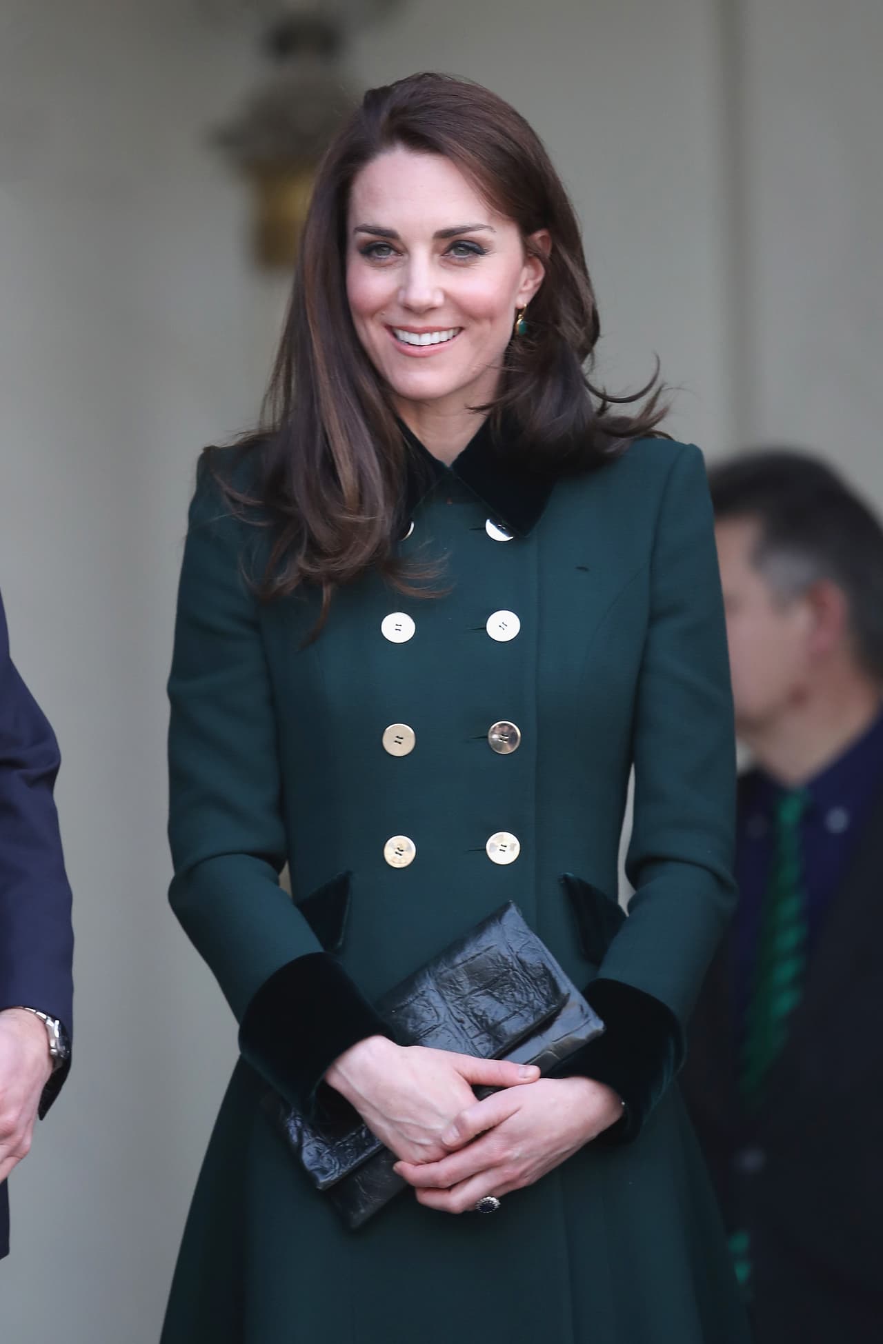 Llevó unos aretes de forma irregular en onyx verde y oro de 18k modelo
<a href="https://www.monicavinader.com/siren-wire-earrings/gold-vermeil-siren-wire-earrings-green-onyx?search=%2Fshop%2Fearrings&utm_source=LS&utm_medium=affiliateUS&utm_campaign=TnL5HPStwNw&ranMID=38783&ranEAID=TnL5HPStwNw&ranSiteID=TnL5HPStwNw-XrGkgF07UcL.ryUPF66x6w&siteID=TnL5HPStwNw-XrGkgF07UcL.ryUPF66x6w"><u>Siren de Monica Vinadere</u></a> ($178) y un clásico
<b> </b>reloj
<a href="https://www.saksfifthavenue.com/main/ProductDetail.jsp?PRODUCT%3C%3Eprd_id=845524446217566&ranMID=13816&ranEAID=TnL5HPStwNw&ranSiteID=TnL5HPStwNw-O4p3M27s6Jruad.hmGVv4Q&site_refer=AFF001&mid=13816&siteID=TnL5HPStwNw-O4p3M27s6Jruad.hmGVv4Q&LSoid=365991&LSlinkid=10&LScreativeid=1"><u>Cartier Ballon Bleu</u></a> en acero inoxidable, manecillas azules y zafiro ($6,550). Completó con los pumps Rebecca de
<a href="https://www.emmylondon.com/products/rebecca-riviera?variant=43202496339"><u> Emmy London</u></a> en gamuza verde con tacón alto y recto ($491) y un clutch con terminado de cocodrilo de la
<a href="https://etui-bags.pl/kategoria/unikaty/kopertowka-postarzany-braz-pancernik%20https://etui-bags.pl/kategoria/unikaty/kopertowka-zlota-geko-duza"><u>marca polaca Etui</u></a> que estuvo a la venta en Topshop ($63).
<br>
<b>Costo total del outfit: $11,282.00 </b>