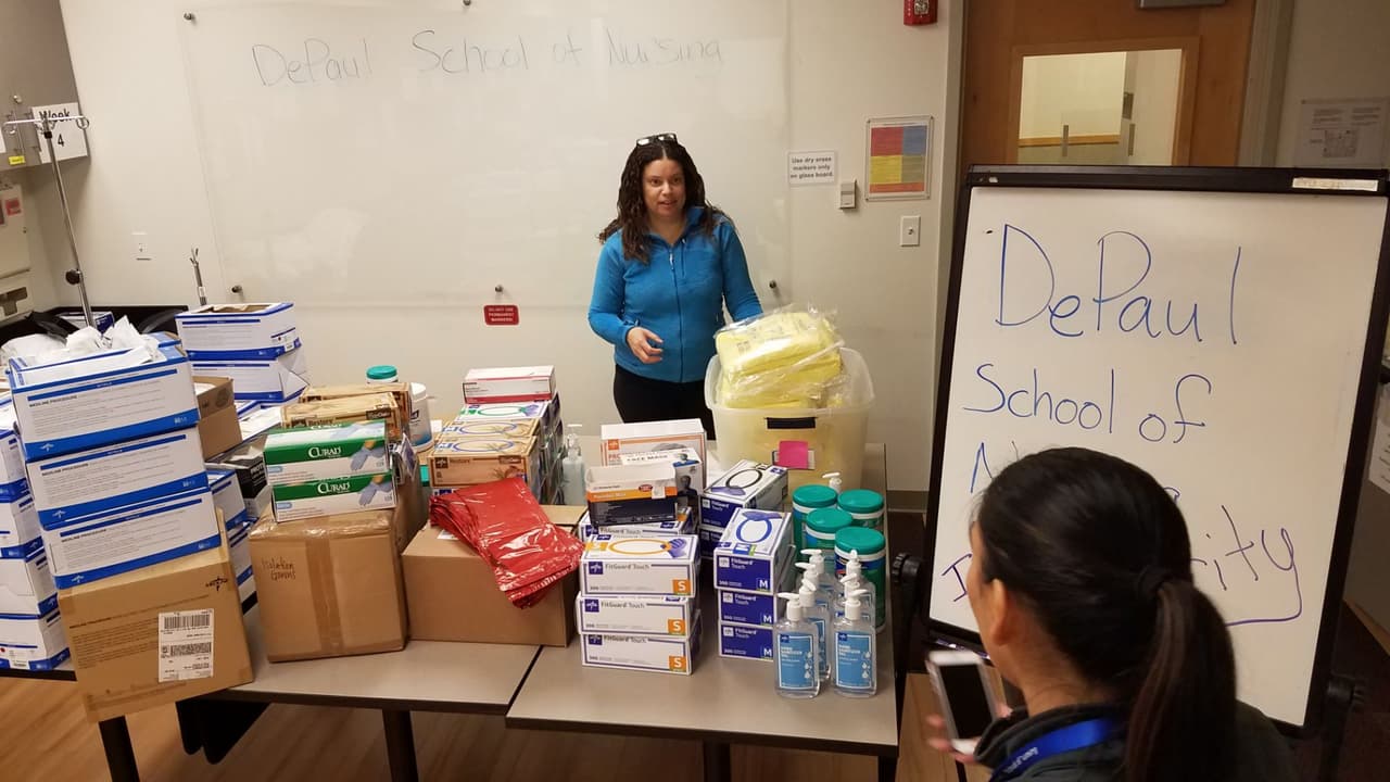 La Escuela de Teatro de DePaul donó máscaras faciales. El personal de Biología y Ciencias de Salud también se unio y donó 12,000 pares de guantes y 50 batas de laboratorio desechables.