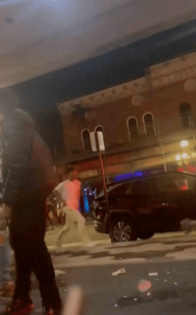 La alcaldesa de Tampa Jane Castor, exjefa de policía de la ciudad, lamentó que Tampa sea el centro de la atención nacional por
<b>“un nuevo tiroteo en nuestro país”.</b>