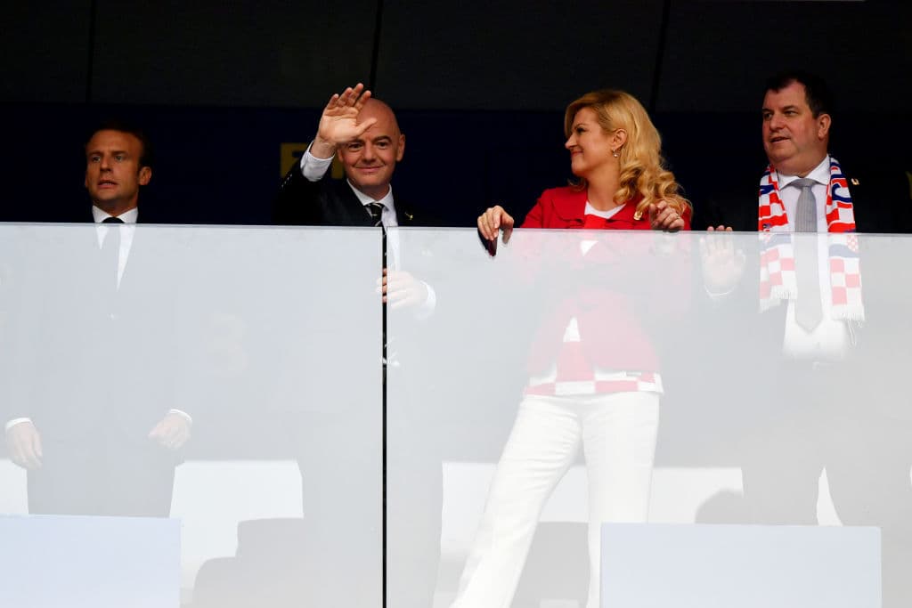 Los asistentes al palco de honor no tuvieron problema en compartir un saludo con los asistentes al estadio Luzhniki en la final.