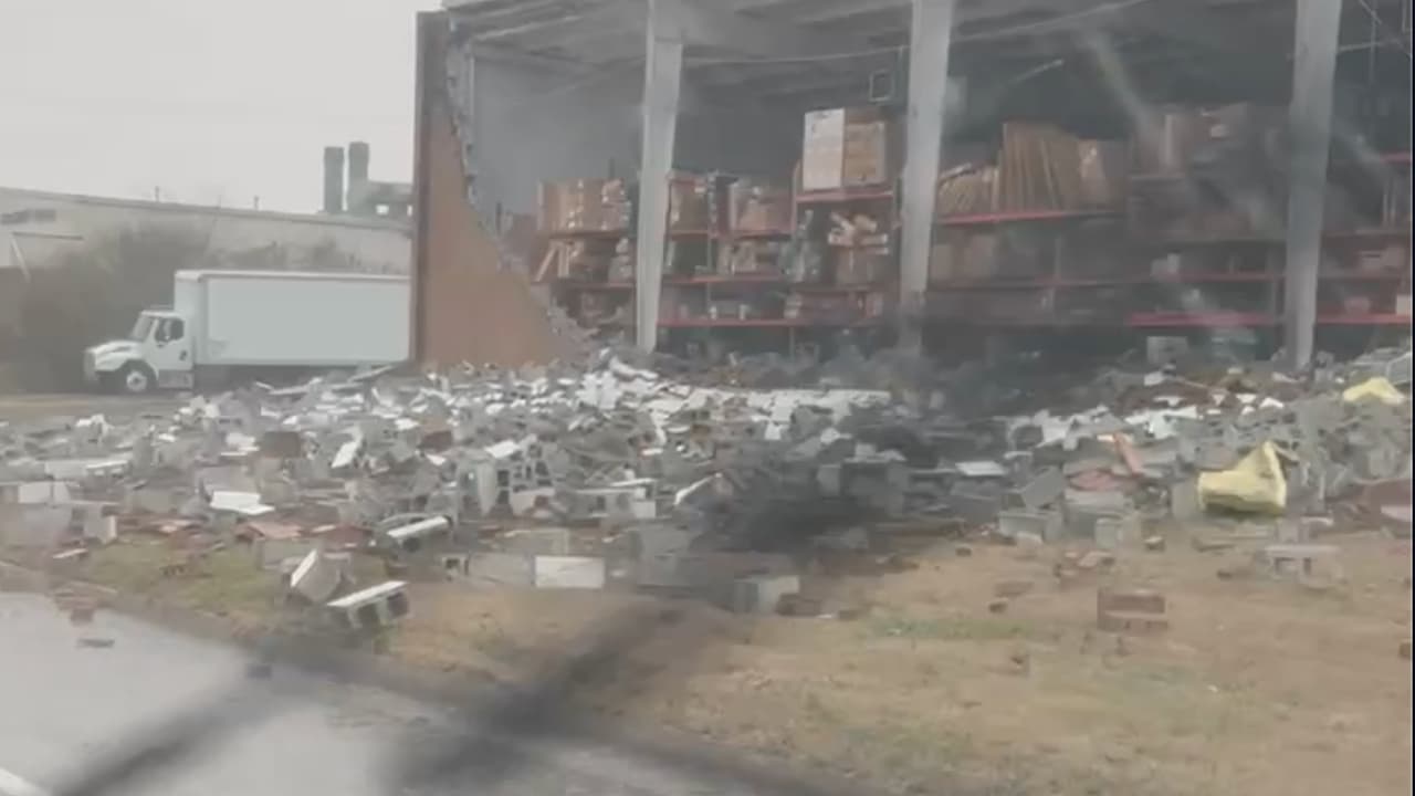 Tormentas en Georgia arrancan el costado de un almacén de autopartes