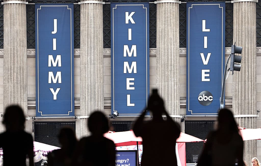 Jimmy Kimmel regresará al aire el martes tras una polémica suspensión por sus comentarios sobre Charlie Kirk
