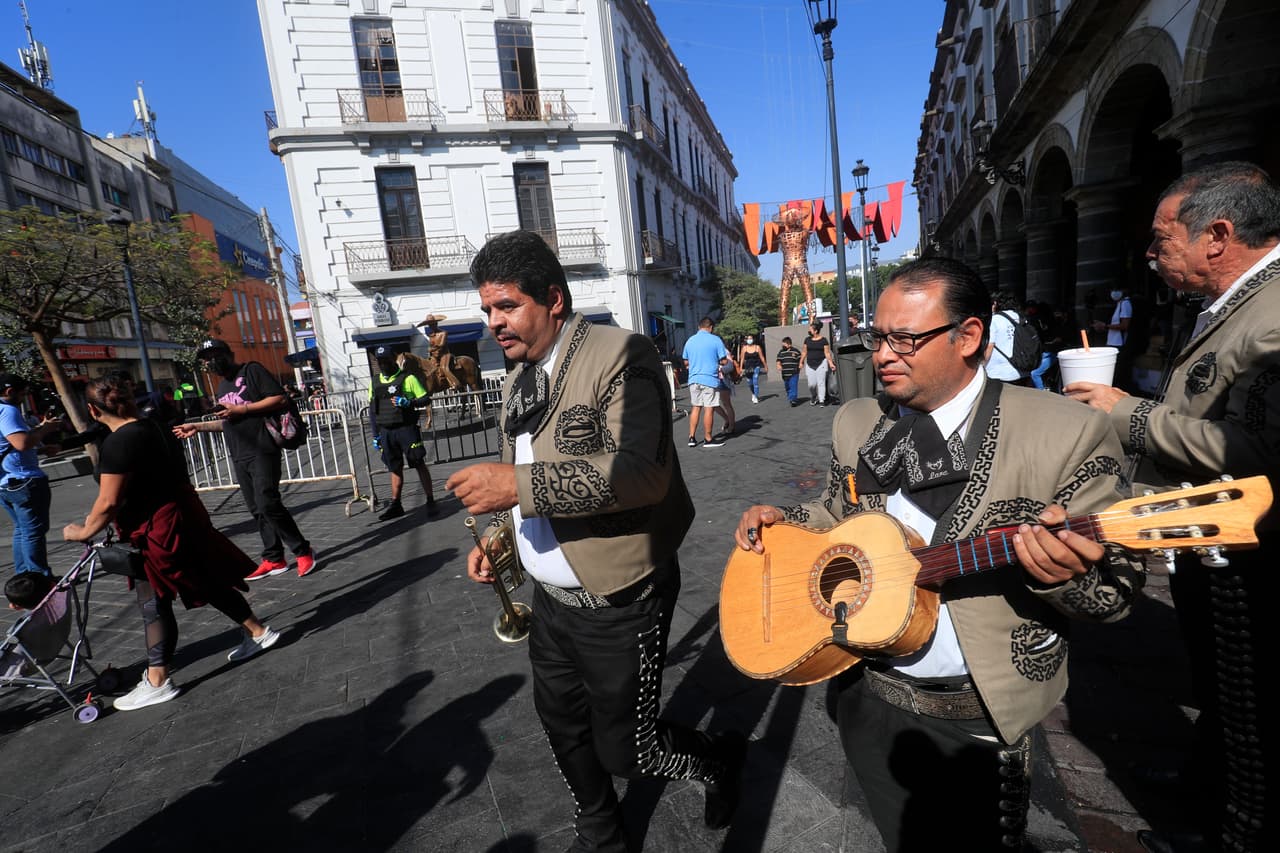 Un mariachi toca en la plaza Pepe Guízar, también conocida como "Plaza de los Mariachis" en Guadalajara, Jalisco, México, el domingo 12 de diciembre, fecha en que falleció el cantante mexicano Vicente Fernández.