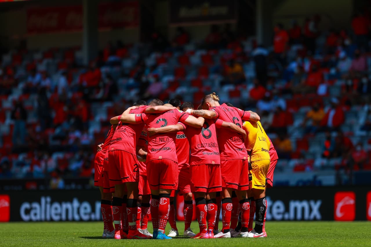 Toluca se impone en su casa ante Tigres 2-1 durante la segunda Jornada del Apertura 2021. Guido Pizarro abrió el marcador a los 27 minutos a favor de los de la UANL, pero Raúl López Gómez igualó el partido a los 33' y Alexis Canelo sumó gol para aventajar a los locales (84'). Fue Braian Zamudio quien sentenció el partido así los 'Diablos Rojos' suman tres puntos en el Grita México.