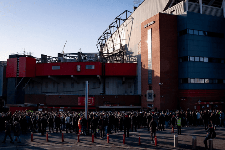 Jugadores, exjugadores, directivos, aficionados, entrenadores y familiares de las víctimas acudieron al Memorial para mostrar sus respetos por los ocho fallecidos en 1958.