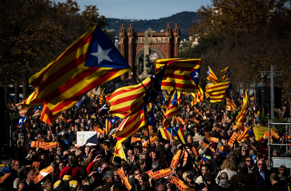 Justicia española anula la moción secesionista catalana