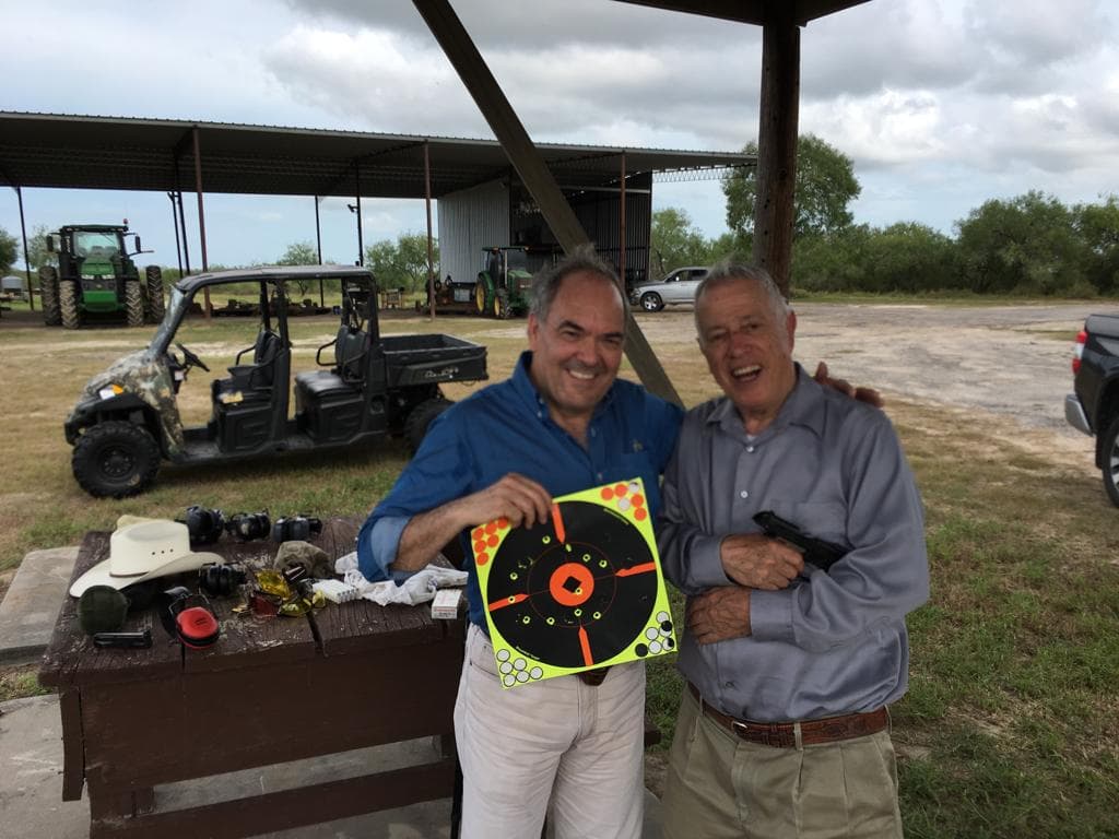 En un encuentro reciente en Texas practicaron su puntería en un campo de tiro en el Kenedy Ranch, y Jiménez pudo usar la pistola del general una vez más.