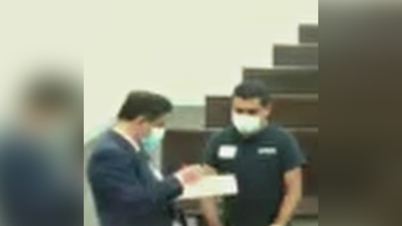 Finge ser policía y agrede sexualmente a una mujer en estacionamiento de una iglesia, según autoridades