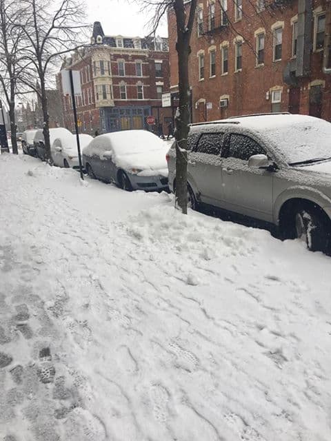 Aunque ya no hay aviso de tormenta, en algunas ciudades como Evanston se mantienen las restricciones de estacionamiento por nieve.