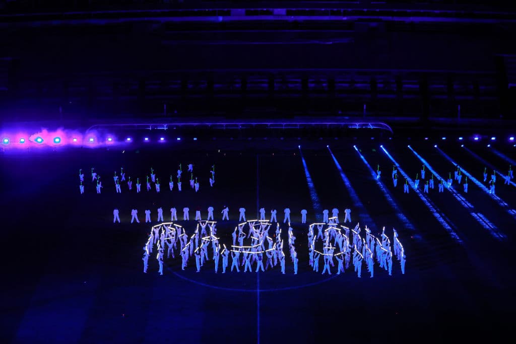 Con un espectáculo repleto de luces, rayos láser y bailes, la Federación Mexicana de Futbol presentó el nuevo logotipo o escudo que portarán las nuevas generaciones de futbolistas.