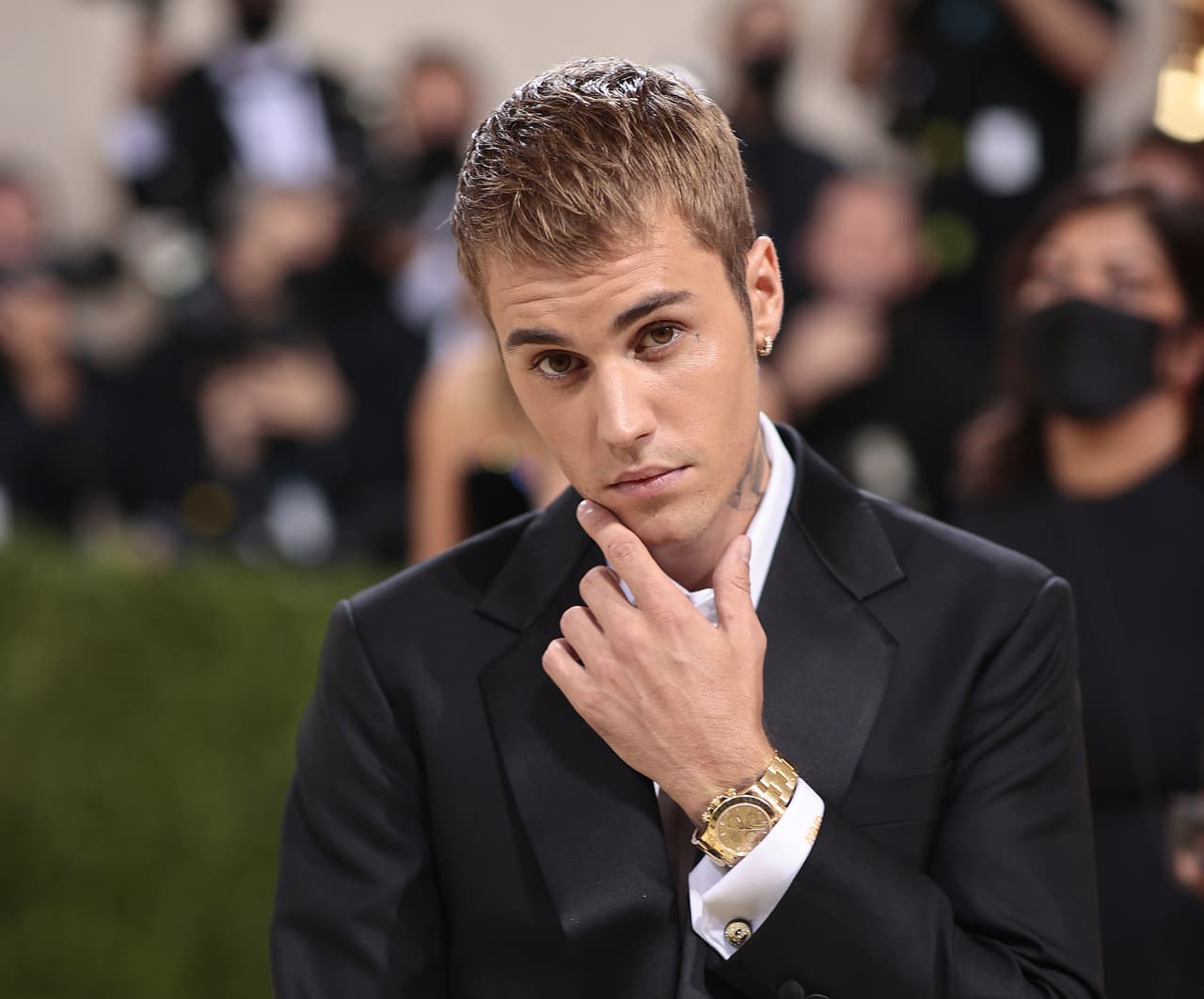 <b>#3 Justin Bieber</b>
<br>El cantante puso en pausa su ‘Justice World Tour’ tras ser diagnosticado con el síndrome de Ramsay Hunt, el cual está afectando uno de sus nervios faciales, paralizando así la mitad de su rostro.