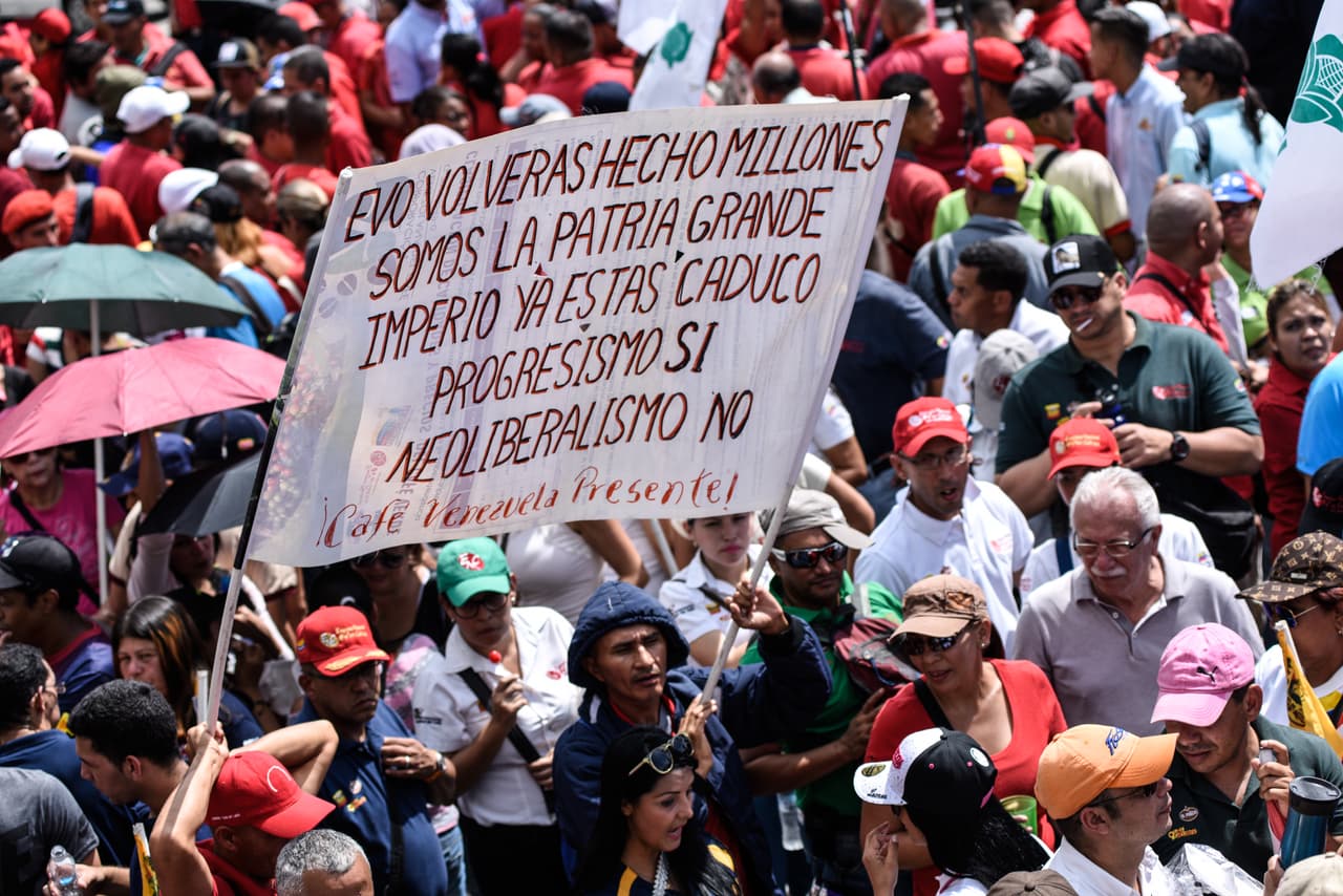Como es habitual cada vez que sus opositores se movilizan, Nicol谩s Maduro tambi茅n moviliz贸 a sus partidarios. Miles de chavistas vestidos de rojo tambi茅n se concentraron en apoyo a Evo Morales y contra los supuestos supuestos planes de la oposici贸n venezolana y Estados Unidos para derrocarlo que denunci贸 el gobernante.
