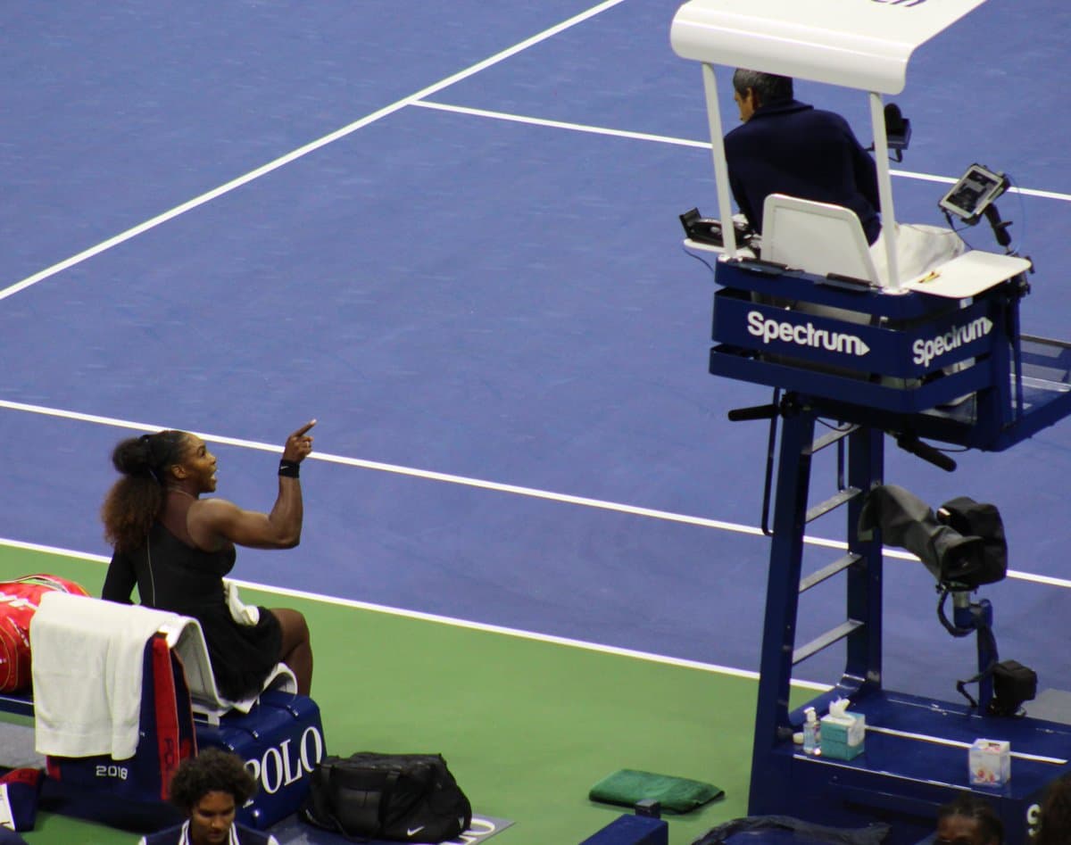 Con su lenguaje no verbal también atacó Serena Williams en un momento sumamente tenso de la final.