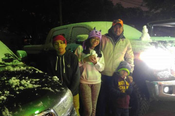 Muchos aprovecharon el raro evento para tomarse fotos, jugar con la nieve y construir el tradicional muñeco navideño.